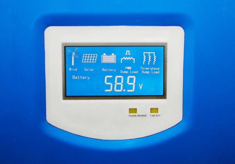 Pemasangan atap Sistem tenaga angin surya hibrida kecil yang memastikan efisiensi 95 persen Cocok untuk energi terbarukan off-grid